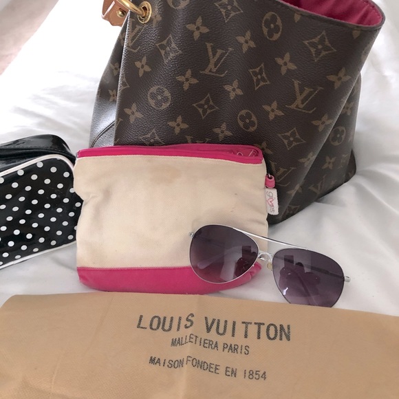 ๐ณ3 pc BUNDLE:  1 MAKEUP BAG, 1 pair SUNGLASSES & dust bag ๐ณ - Picture 3 of 6